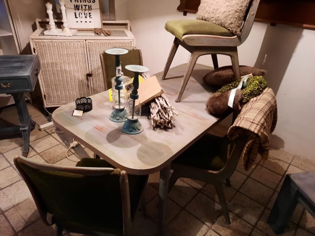 Tafel met stoelen